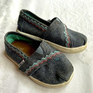 COPY - Toms Toddler light denim with embroidered trim sneaker slip ons Sz 6 sho…